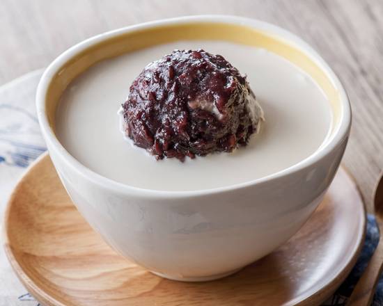 Almond Tea and Black Glutinous Rice 细磨杏仁茶黑糯米